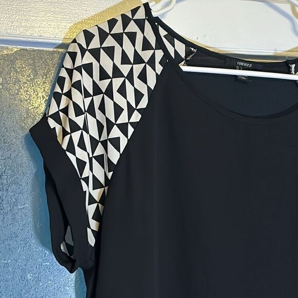 Forever 21 Women’s Black and White Patterned Short Sleeve Tshirt size large - Picture 2 of 4